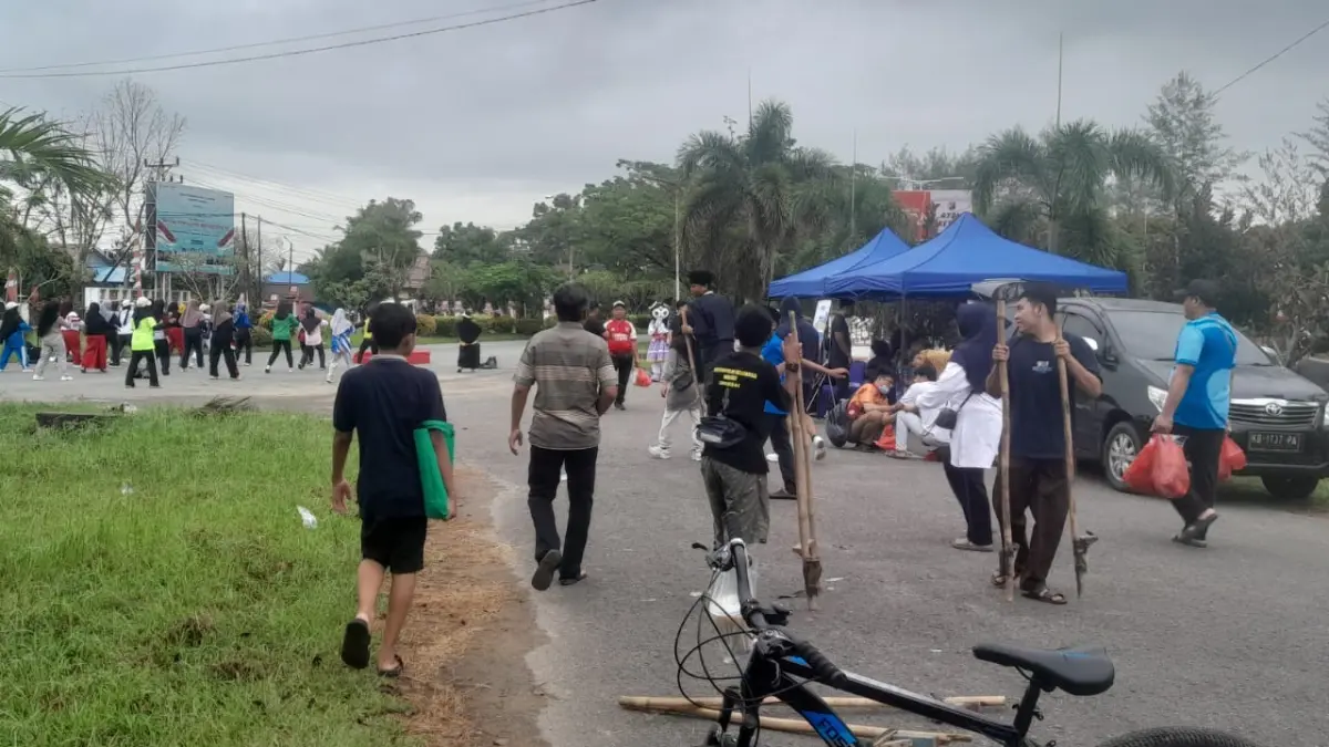  Stand Imigrasi Sambas melayani pembuatan paspor di lokasi CFD Sambas.