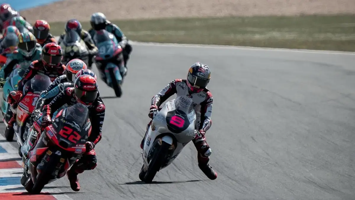Veda Ega Pratama mencatat waktu tercepat pada sesi Practice Moto3 Jerman 2026 di Sirkuit Sachsenring dan memastikan lolos langsung ke Q2. (Instagram/@veda_54)