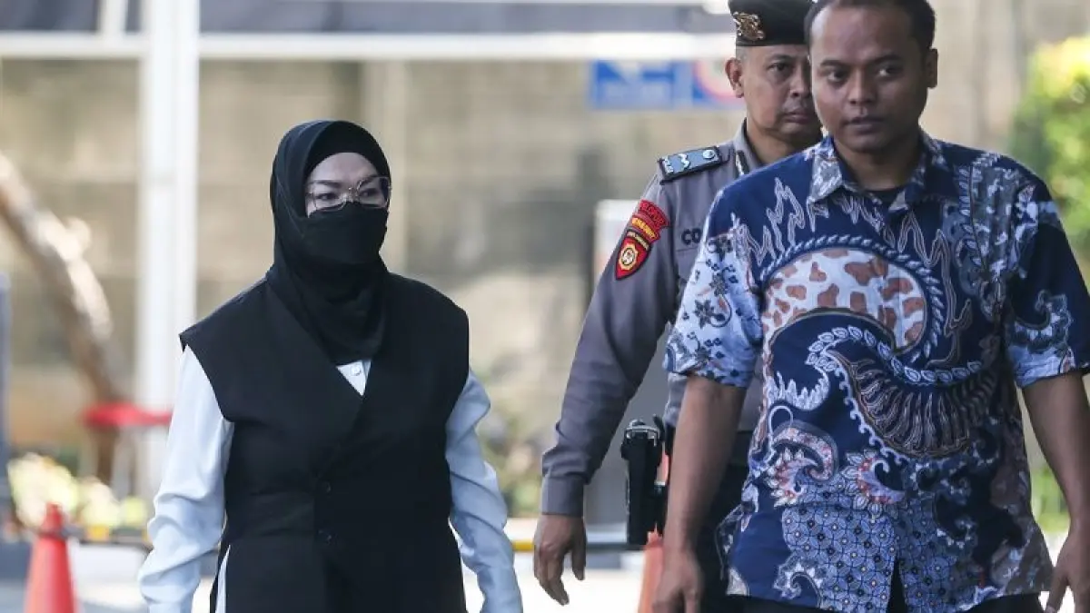 Bupati Sukoharjo Etik Suryani (kiri) dikawal petugas saat tiba di Gedung Merah Putih KPK, Jakarta, Jumat (10/7/2026). Etik Suryani ditangkap bersama empat orang lainnya dalam operasi tangkap tangan (OTT) KPK terkait dugaan pemerasan terhadap para perangkat daerah di Kabupaten Sukoharjo. (ANTARA)