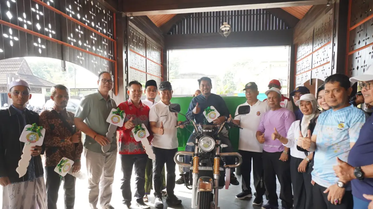 Wali Kota Pontianak Edi Rusdi Kamtono menyerahkan secara simbolis bantuan kendaraan roda tiga kepada perwakilan kelompok pengelola sampah di halaman Kantor Wali Kota Pontianak, Jumat (10/7). (ISTIMEWA)