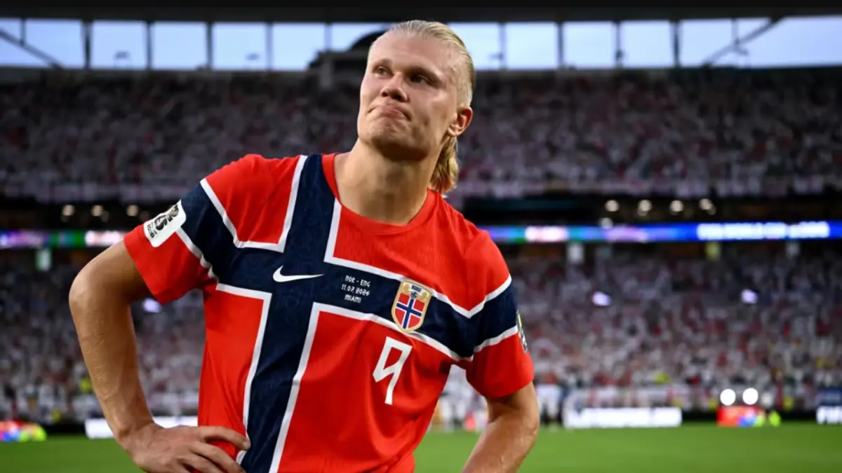 Erling Haaland meninggalkan lapangan setelah Norwegia kalah dari Inggris pada perempat final Piala Dunia 2026. Meski gagal ke semifinal, Haaland membawa negaranya mencatat sejarah baru. (FOTO: FIFA)