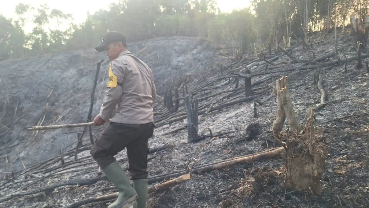 Jajaran Polsek Bonti melakukan pengecekan langsung terhadap titik panas (hotspot) yang terdeteksi di wilayah Kecamatan Bonti, Kabupaten Sanggau, Sabtu (11/7). (Humas Polri)