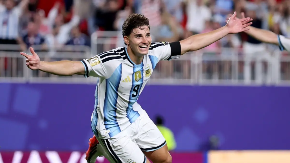 Julian Alvarez merayakan golnya ke gawang Swiss yang mengantar La Albiceleste ke semifinal Piala Dunia 2026. (IG@afaseleccion)