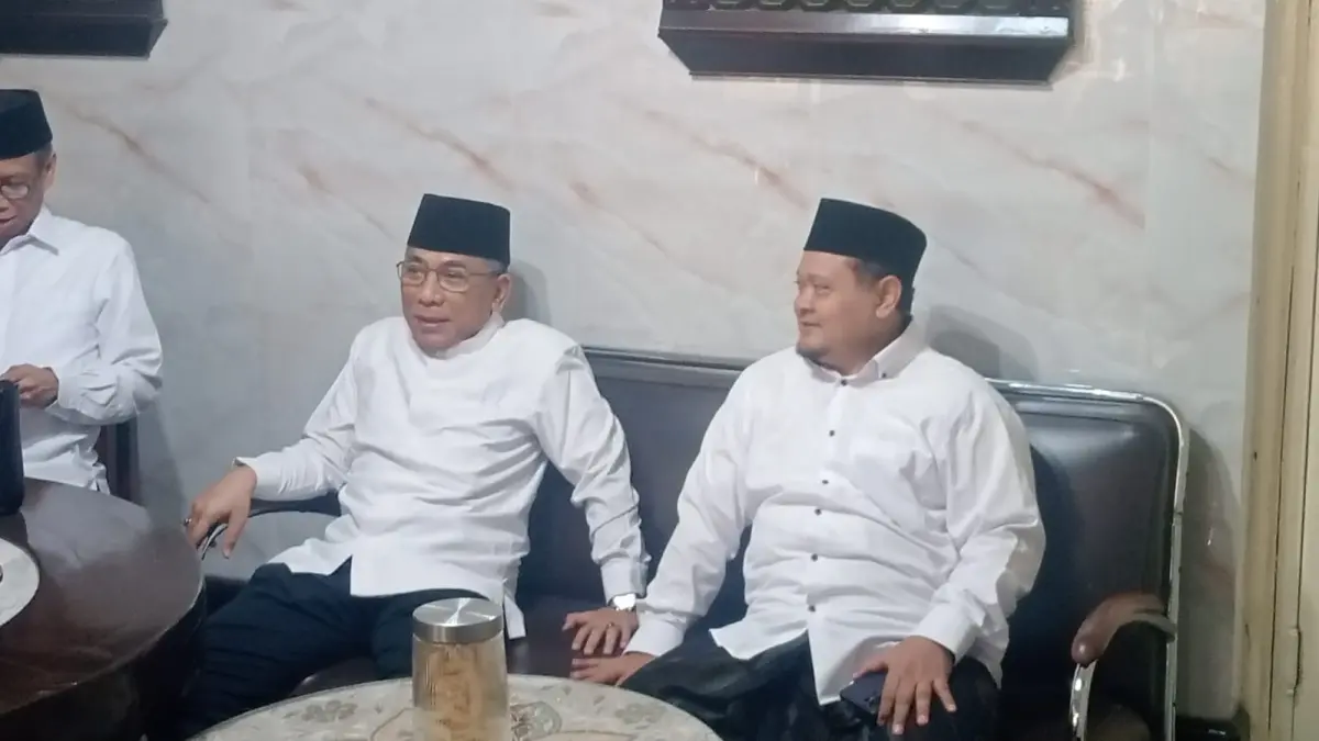 Ketua Umum PBNU KH Yahya Cholil Staquf bersilaturahmi ke Pondok Pesantren Bahrul Ulum Tambakberas, Jombang, menjelang Muktamar NU ke-35. (JAWA POS)