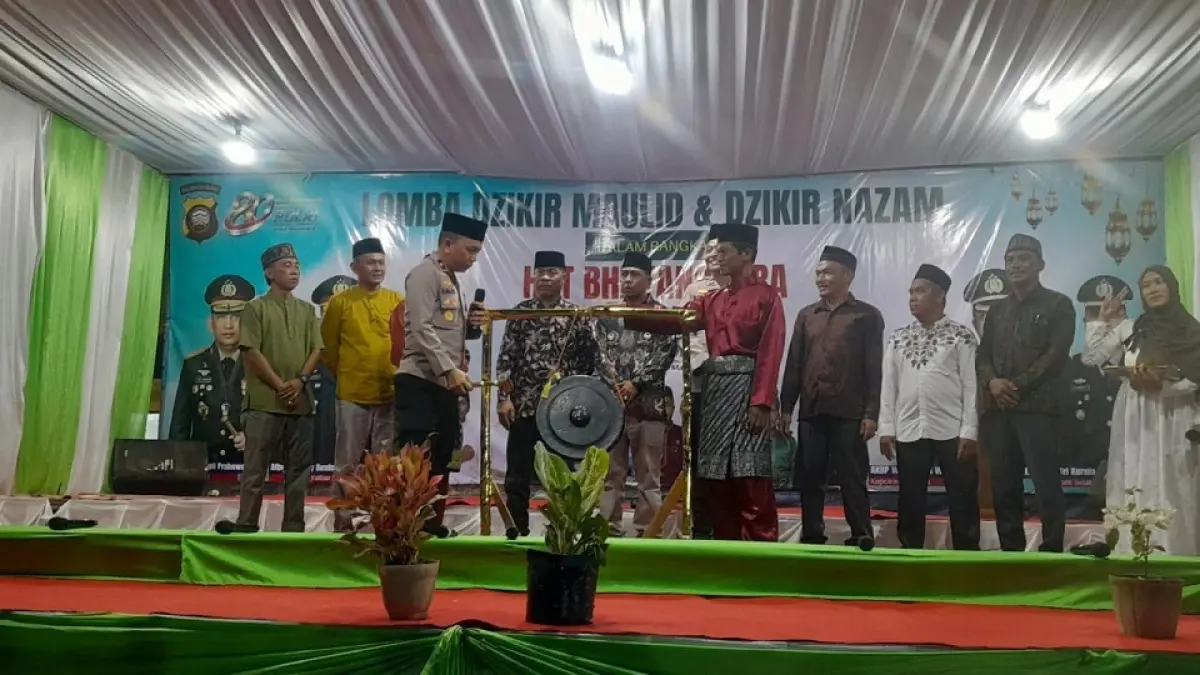 LESTARIKAN BUDAYA: Wakapolres Sambas, Kompol Hilman, membuka Lomba Zikir Maulid dan Nazam memeriahkan Hari Bhayangkara, Sabtu (11/7) malam.