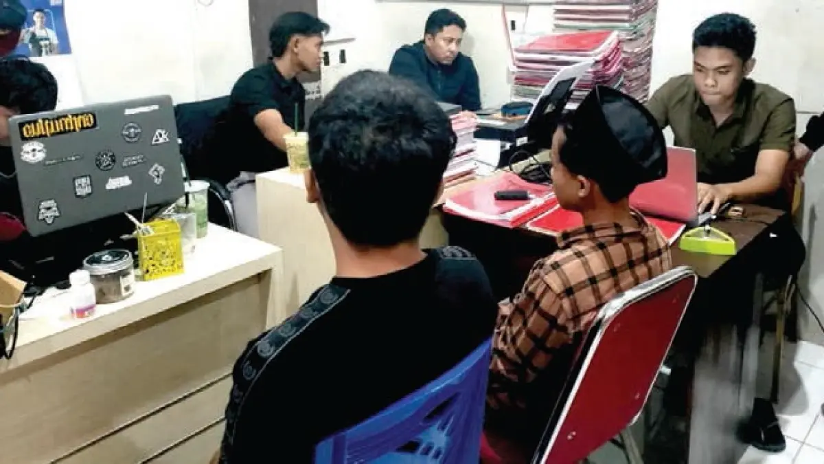 PERBUATAN AMORAL: Sejumlah tersangka rudapaksa diperiksa di Mapolres Sampang. Foto kanan, anggota Satreskrim Polres Sampang menangkap salah satu tersangka di dalam bus di Jalan Raya Tangkel, Bangkalan (30/6).