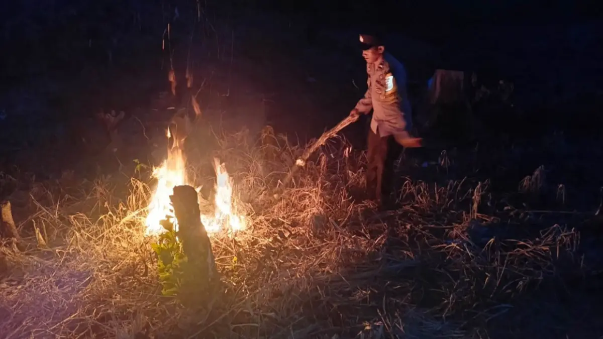 Polsek Beduai melakukan verifikasi dan pengecekan terhadap dua titik hotspot di wilayah Kecamatan Beduai, Kabupaten Sanggau, Sabtu (11/7/2026). (Humas Polri)