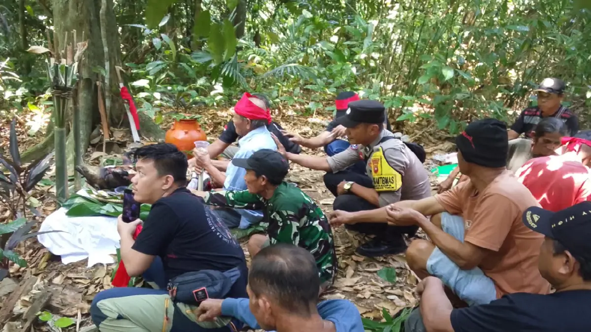 Ritual Adat Sam Sam masyarakat Adat Dayak Salako di Kelurahan Mayasopa, Kecamatan Singkawang Timur, Kota Singkawang yang dimulai Jumat(10/7).(Humas Polri)
