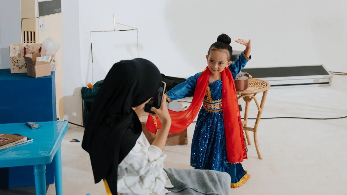 Seorang anak berlatih menunjukkan bakatnya di hadapan orang tua. Dukungan dan pendampingan keluarga dinilai menjadi faktor penting dalam membangun rasa percaya diri, kreativitas, serta mengembangkan potensi anak sejak usia dini.