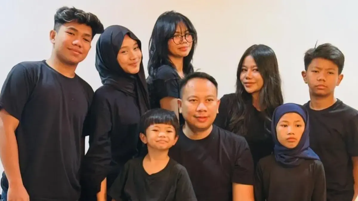 Vicky Prasetyo berfoto bersama tujuh anaknya. Dia menyampaikan 8 anaknya berasal dari 5 istri yang berbeda. (Instagram: vickyprasetyo777)