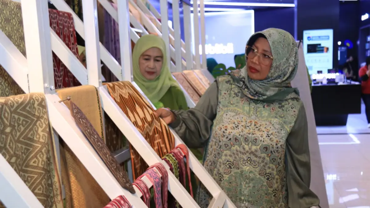 Ketua Dekranasda Provinsi Kalimantan Barat, Erlina Ria Norsan, mengamati produk kriya unggulan Kalbar yang dipamerkan pada HUT ke-46 Dekranas di Trans Studio Mall Makassar, Sulawesi Selatan, sebagai bentuk dukungan terhadap promosi dan pengembangan pasar kerajinan daerah. (Adpim Pemprov Kalbar)