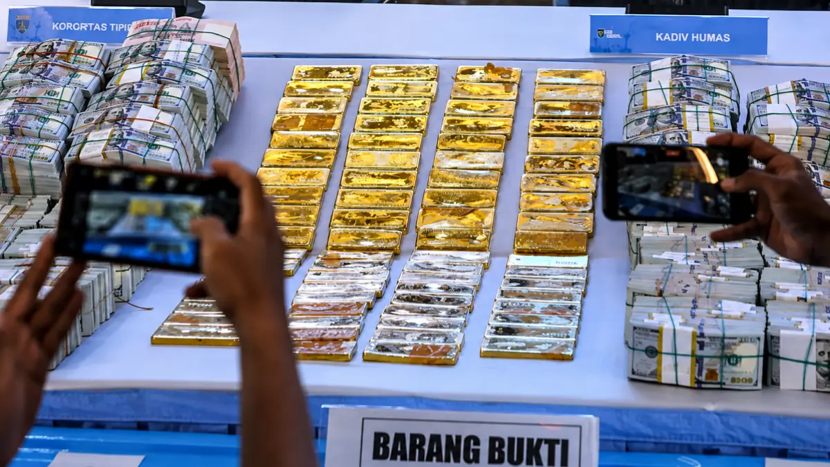  Wartawan merekam barang bukti berupa emas batangan dan uang tunai dalam konferensi pers di Polda Metro Jaya, Jakarta, Jumat (10/7/2026). Polda Metro Jaya bersama Kortastipidkor Polri masih mendalami barang bukti hasil penggeledahan di 13 lokasi terkait tiga perkara dugaan korupsi, suap/gratifikasi, dan TPPU. (ANTARA FOTO/Asprilla Dwi Adha/foc.)