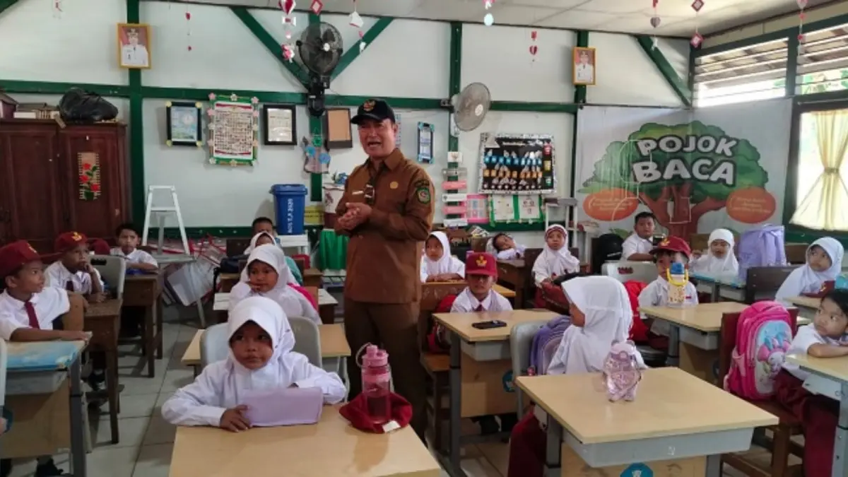 Asmadi, Kadisdikbud Singkawang meninjau hari pertama MPLS Tahun ajaran 2026/2027. (ISTIMEWA)