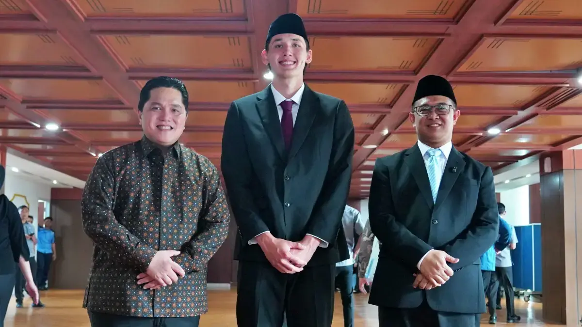 Ketum PSSI Erick Thohir (kiri) bersama Mitchell Baker (tengah) usai jalani proses sumpah WNI. (Dok.PSSI)