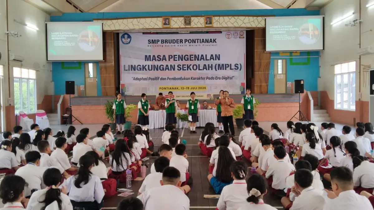 Sebanyak 195 siswa baru mengikuti kegiatan Masa Pengenalan Lingkungan Sekolah (MPLS) di SMP Bruder Pontianak, Senin (13/7). Selama tiga hari, peserta dibekali pengenalan lingkungan sekolah, literasi digital, pola hidup sehat, hingga edukasi bahaya penyalahgunaan narkoba. (WANDI/PONTIANAK POST)