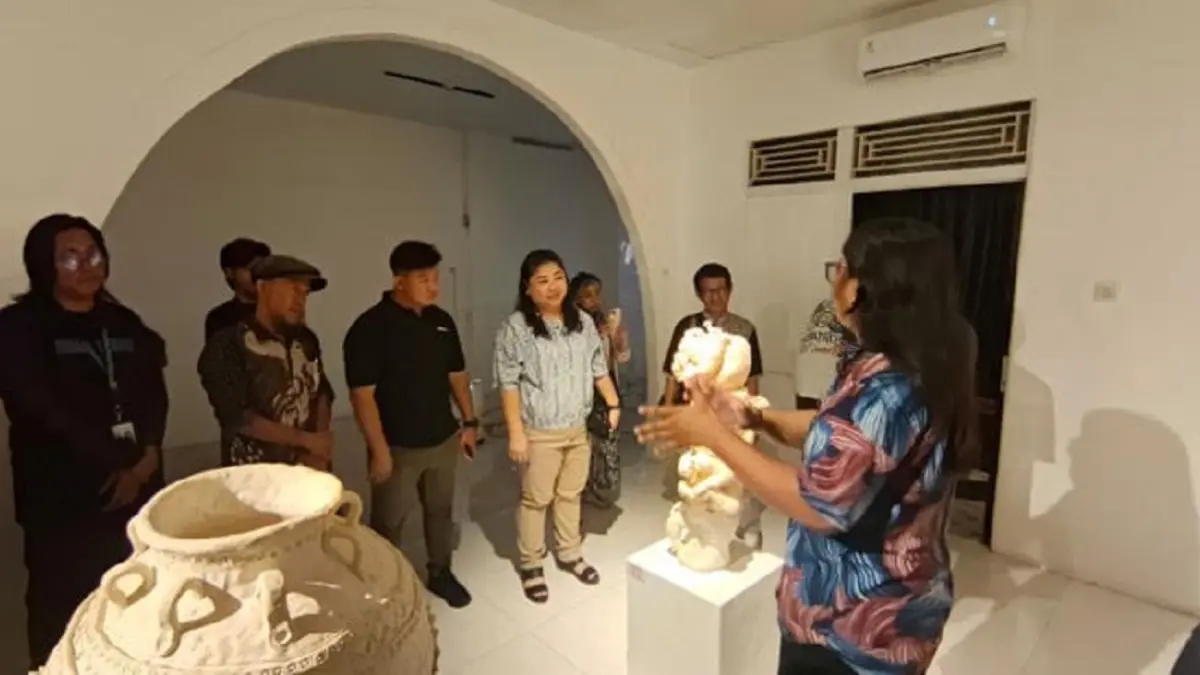PAMERAN: Kepala Dinas Kominfo Singkawang, Chantal Novyanti menyaksikan pameran Mini Exhibition Residensi “Confluence 2026”.
