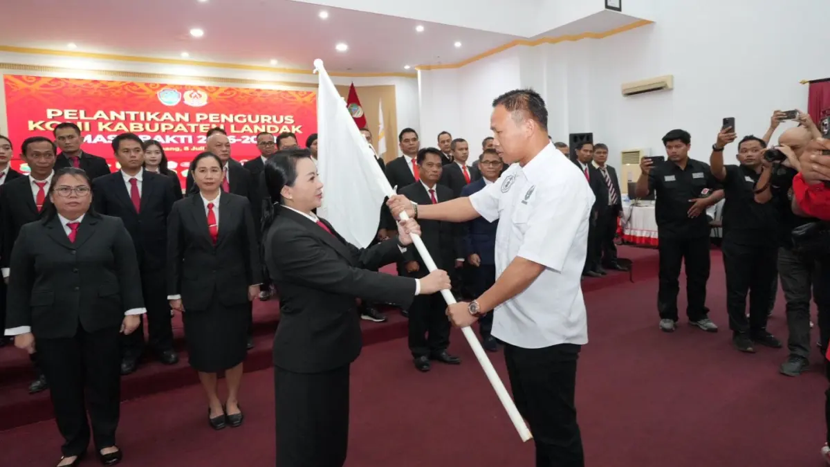 Pelantikan Bupati Landak, Karolin Margret Natasa sebagai Ketua Umum Komite Olahraga Nasional Indonesia (KONI) Kabupaten Landak periode 2026-2030 di aula kantor bupati Landak pada Rabu (8/7) lalu. (HUMAS PEMKAB LANDAK)