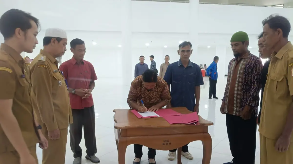 Penandatanganan deklarasi damai Pilkades serentak 2026 di Kapuas Hulu. (TAUFIK/PONTIANAK POST)