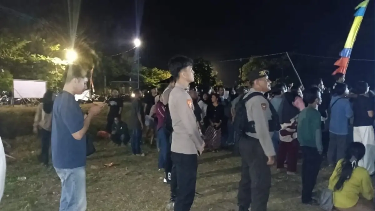 Personel Polres Kayong Utara melaksanakan pengamanan kegiatan budaya Grebeg Suro di Sukadana. (IST)