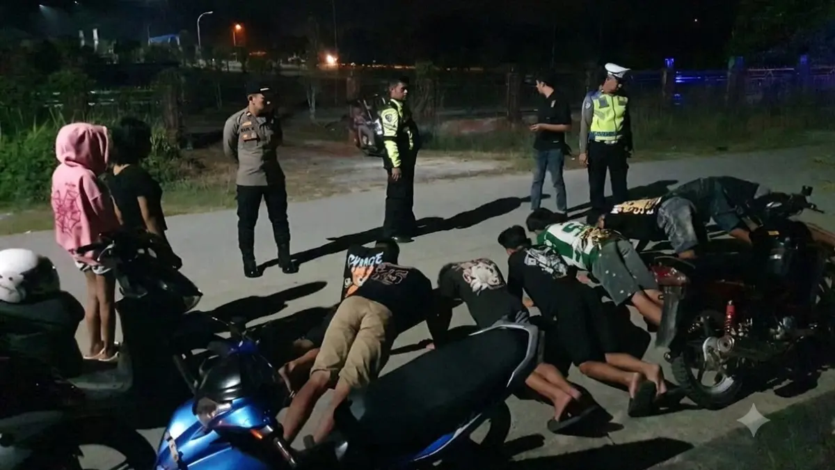 Personel Polres Landak menggelar patroli gabungan di sejumlah titik rawan di Ngabang pada Jumat (10/7) malam. (HUMAS POLRES LANDAK)
