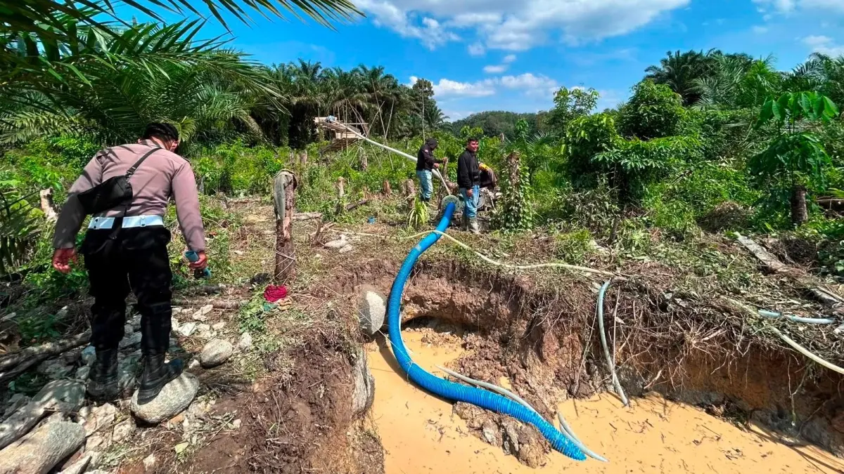 Personel Polsek Tayan Hulu melakukan pengecekan di lokasi yang diduga menjadi area aktivitas Penambangan Emas Tanpa Izin (PETI) di Dusun Janjang, Desa Janjang, Kecamatan Tayan Hulu, Minggu (12/7). (ISTIMEWA)