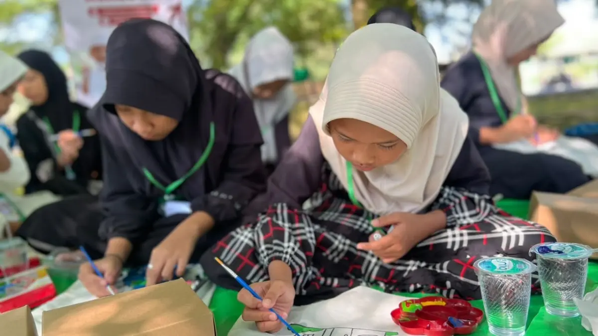 Peserta sedang mewarnai tote bag saat Festival Muharram Inklusif yang digelar Dompet Ummat. (ISTIMEWA)