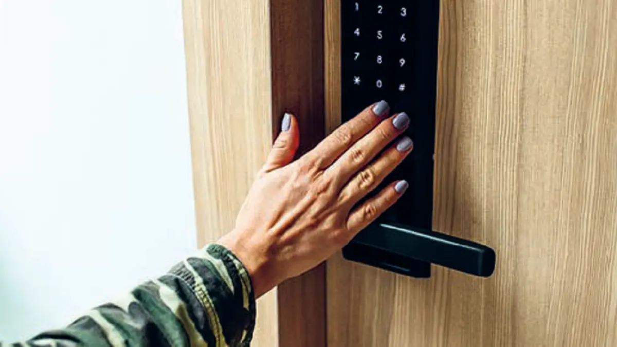 Smart door lock bisa menggunakan fingerprint, pengenalan wajah, atau menekan PIN. (SHUTTERSTOCK/DMITRII D)
