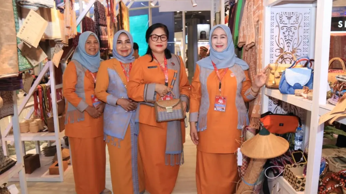Stan Dekranasda Provinsi Kalimantan Barat memamerkan beragam kriya unggulan daerah di syukuran Hari Ulang Tahun (HUT) ke-46 Dewan Kerajinan Nasional (Dekranas) Tahun 2026.  (Adpim Pemprov Kalbar)