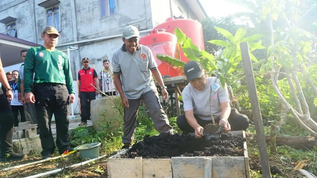 Wabup Juli Suryadi saat menanam pohon dalam gerakan Aksi Indonesia ASRI. (ISTIMEWA)