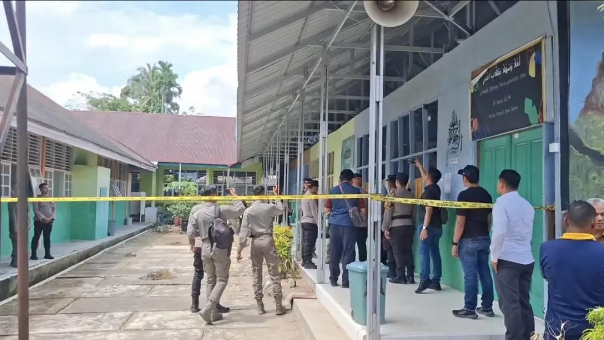 Polisi melakukan olah TKP dalam peristiwa bom rakitan di MAN 3 Padang, Sumatera Barat pada Selasa (14/7/2026). Kejadian ini diduga dipicu bullying kepada siswa yang merupakan terduga pelaku. Kasus ini mengingatkan insiden serupa di Kubu Raya, Kalimantan Barat dan Jakarta beberapa waktu lalu. (PADANG EKSPRES)