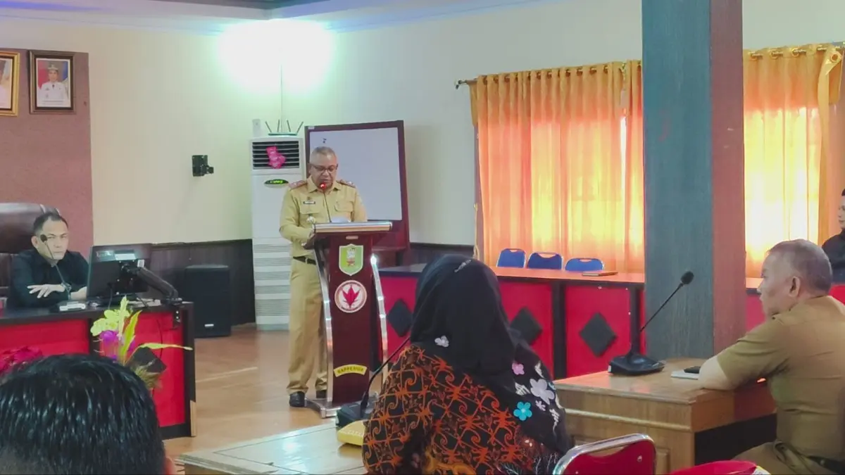 Sekretaris Daerah Kabupaten Sanggau, Aswin Khatib, membuka Forum Komunikasi Multipihak Pengembangan Layanan Akses Perlindungan Pekerja (LAPP) untuk pencegahan kerja paksa dan TPPO di sektor perkebunan kelapa sawit di Aula Bapperida Sanggau, Selasa (14/7). (ISTIMEWA)