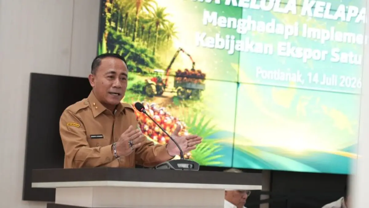Wagub Kalbar Krisantus saat memimpin rapat koordinasi bersama perwakilan badan usaha milik negara (BUMN) dan perusahaan swasta sektor perkebunan kelapa sawit di Kantor Dinas Perkebunan dan Peternakan Provinsi Kalimantan Barat, Selasa (14/7). (ANTARA/Rendra Oxtora)