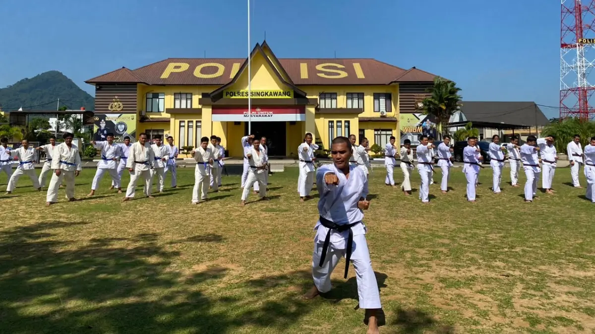 ASAH KEMAMPUAN: Personel Polres Singkawang menjalani latihan teknik Beladiri Polri sebagai uji kesiapan fisik dan keterampilan menghadapi tantangan tugas di lapangan. Sebanyak 97 personel mengikuti kegiatan tersebut sebagai bagian dari proses kenaikan pangkat.