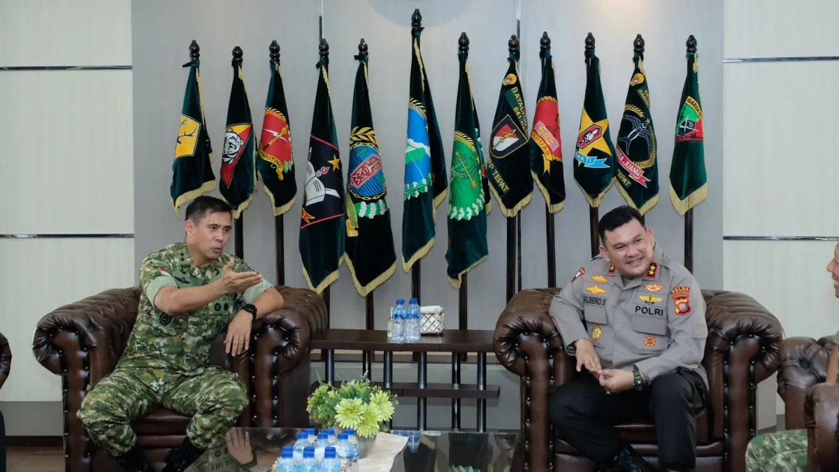 BERCENGKERAMA: Kapolda Kalbar Irjen Pol. Alberd Teddy Benhard Sianipar berbincang bersama Pangdam XII/Tanjungpura Mayjen TNI Novi Rubadi Sugito saat silaturahmi di Markas Kodam XII/Tanjungpura, Pontianak, Selasa (14/7). Pertemuan tersebut memperkuat sinergi TNI-Polri dalam menjaga keamanan Kalimantan Barat.
