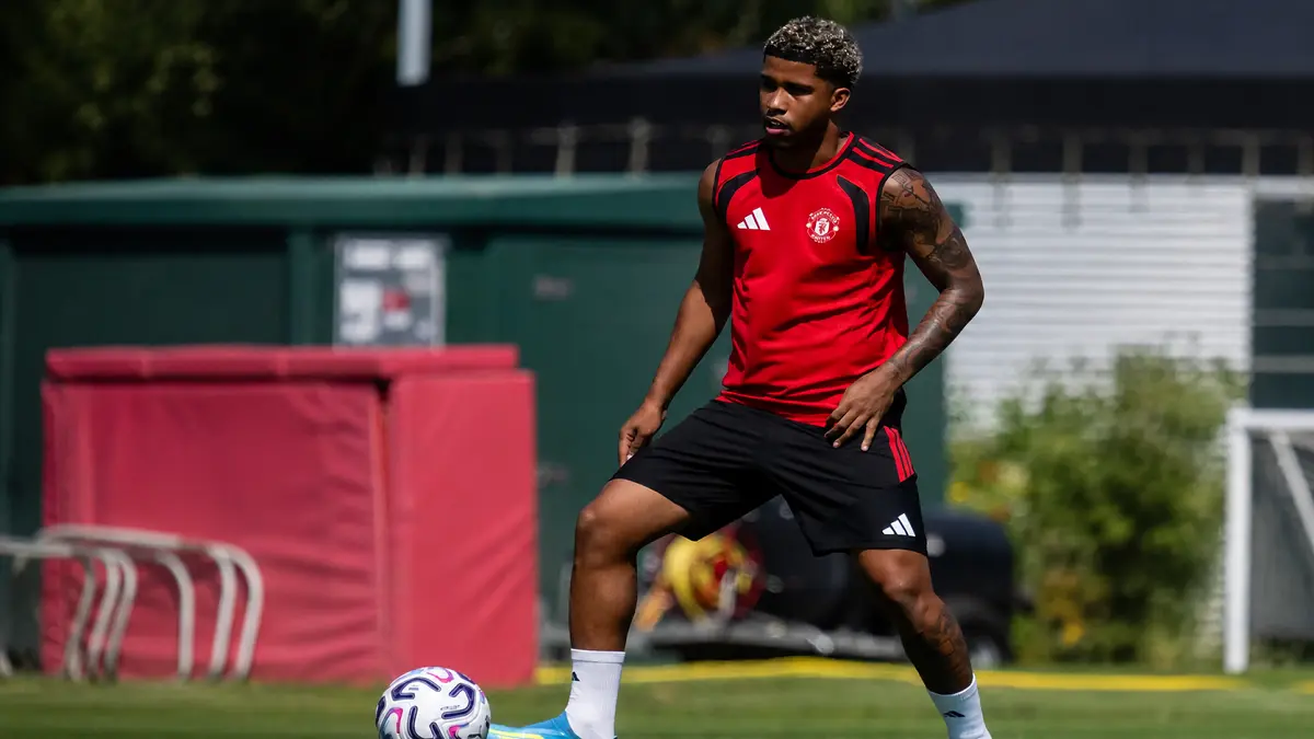 Andrey Santos melakukan latihan perdana di Carrington Training Centre usai resmi menjadi pemain Manchester United. (IG@manutd)