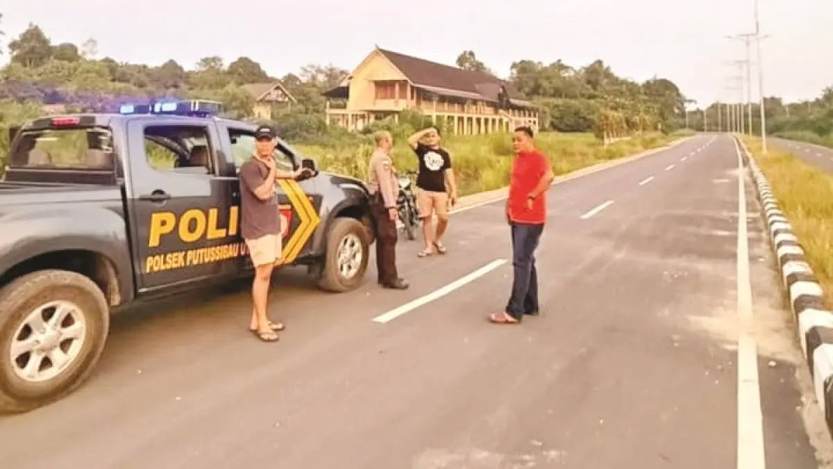 Anggota Polsek Putussibau Utara saat melakukan patroli aksi balap liar. (ISTIMEWA)