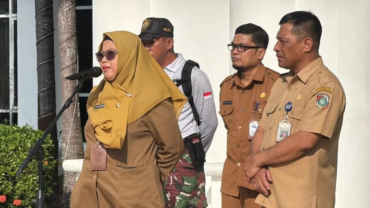 Asisten Pemerintahan dan Kesejahteraan Rakyat Sekretariat Daerah Kabupaten Mempawah, Yet Ellyana Mussa memberikan arahan saat membuka pelatihan Anggota Paskibra Kabupaten Mempawah. (Yet Ellyana Mussa)