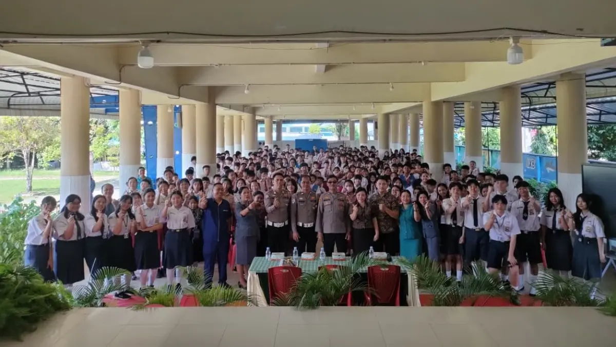 BERSAMA PELAJAR: Personel Polsek Singkawang Barat berfoto bersama siswa baru SMP Pengabdi Singkawang setelah memberikan edukasi MPLS terkait keselamatan berlalu lintas, bahaya judi online, serta pentingnya membangun karakter disiplin sejak dini.