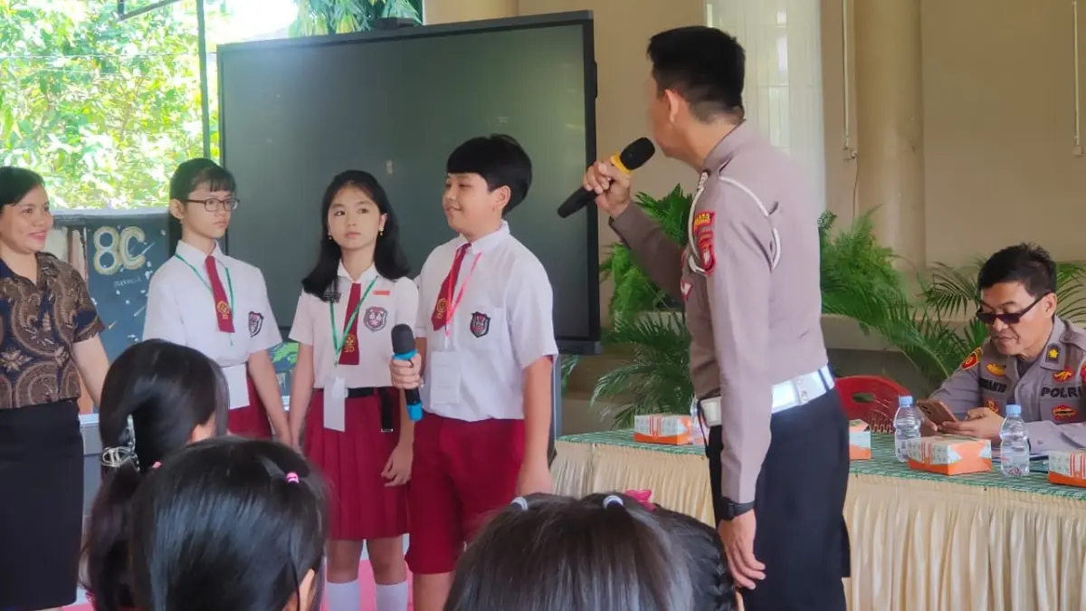 EDUKASI PELAJAR: Personel Polsek Singkawang Barat memberikan pembekalan kepada siswa baru SMP Pengabdi Singkawang saat kegiatan MPLS, Selasa (14/7/2026). Edukasi tersebut membahas keselamatan berlalu lintas, bahaya judi online, serta pentingnya kesadaran hukum sejak dini.