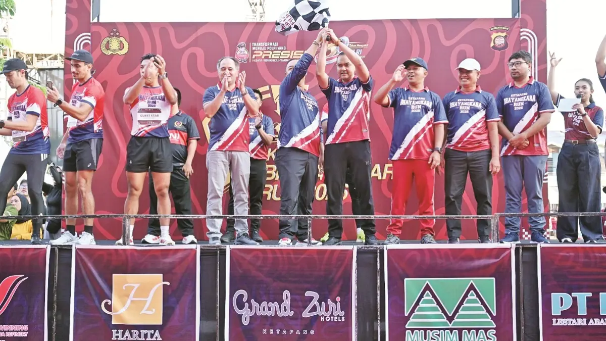 Bupati dan Kapolres Ketapang melepas peserta Bhayangkara Run 2026 di halaman Citi Mall Ketapang, Minggu (12/7) pagi. (ISTIMEWA)