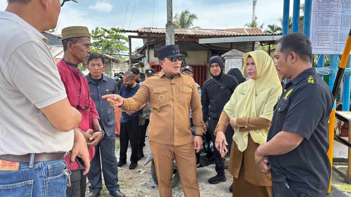 : Bupati Kubu Raya, Sujiwo turun langsung menyosialisasikan penerapan retribusi resmi di Pelabuhan Rasau Jaya, Senin (13/7). Kebijakan tersebut menjadi bagian dari penataan menyeluruh kawasan pelabuhan. (Sujiwo)