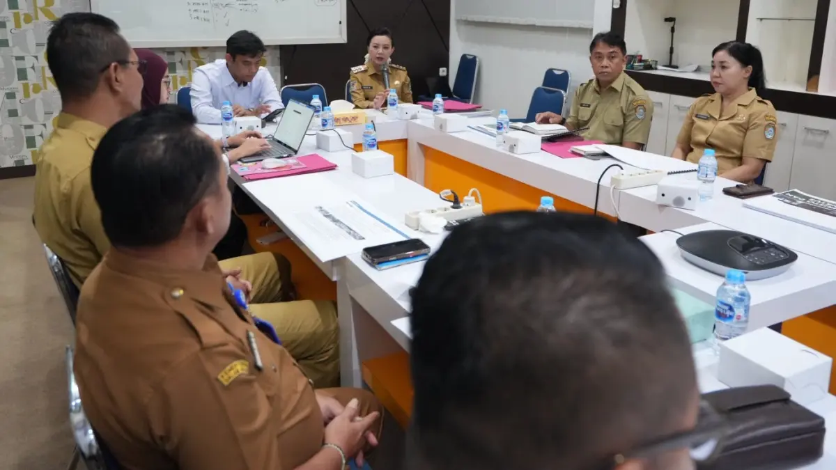 Bupati Landak Karolin Margret Natasa saat mengunjungi kantor Satker Pelaksanaan Prasarana Strategis Kalimantan Barat di Pontianak, Senin (13/7). (HUMAS PEMKAB LANDAK)