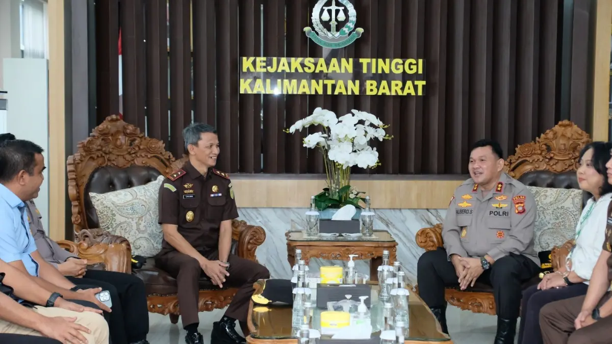 PERKUAT SINERGI: Kapolda Kalbar Irjen Pol. Alberd Teddy Benhard Sianipar bersama Kajati Kalbar Dr. Emilwan Ridwan berbincang dalam kunjungan silaturahmi di Kantor Kejaksaan Tinggi Kalimantan Barat, Pontianak, Selasa (14/7). Pertemuan tersebut memperkuat koordinasi penegakan hukum antara Polri dan Kejaksaan.