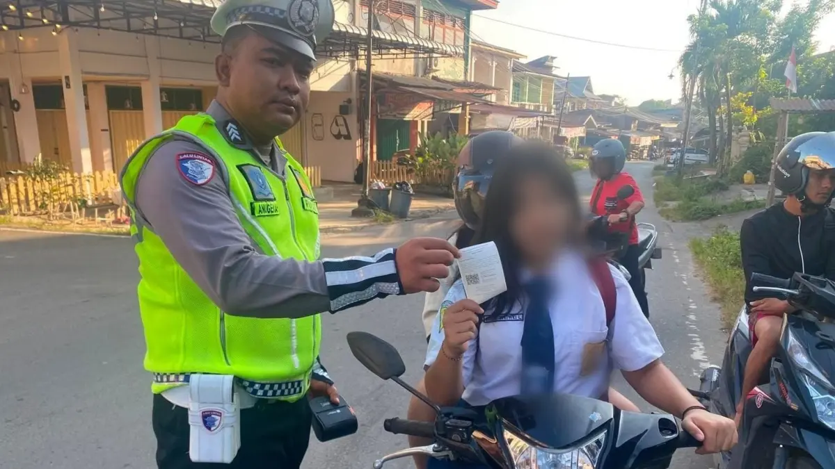 UTAMAKAN KESELAMATAN: Petugas Satlantas Polres Sekadau melakukan penindakan terhadap pengendara yang melanggar aturan lalu lintas dalam patroli Kamseltibcar Lantas, Selasa (14/7/2026). Polisi mengingatkan pelajar dan masyarakat agar selalu menggunakan helm saat berkendara.