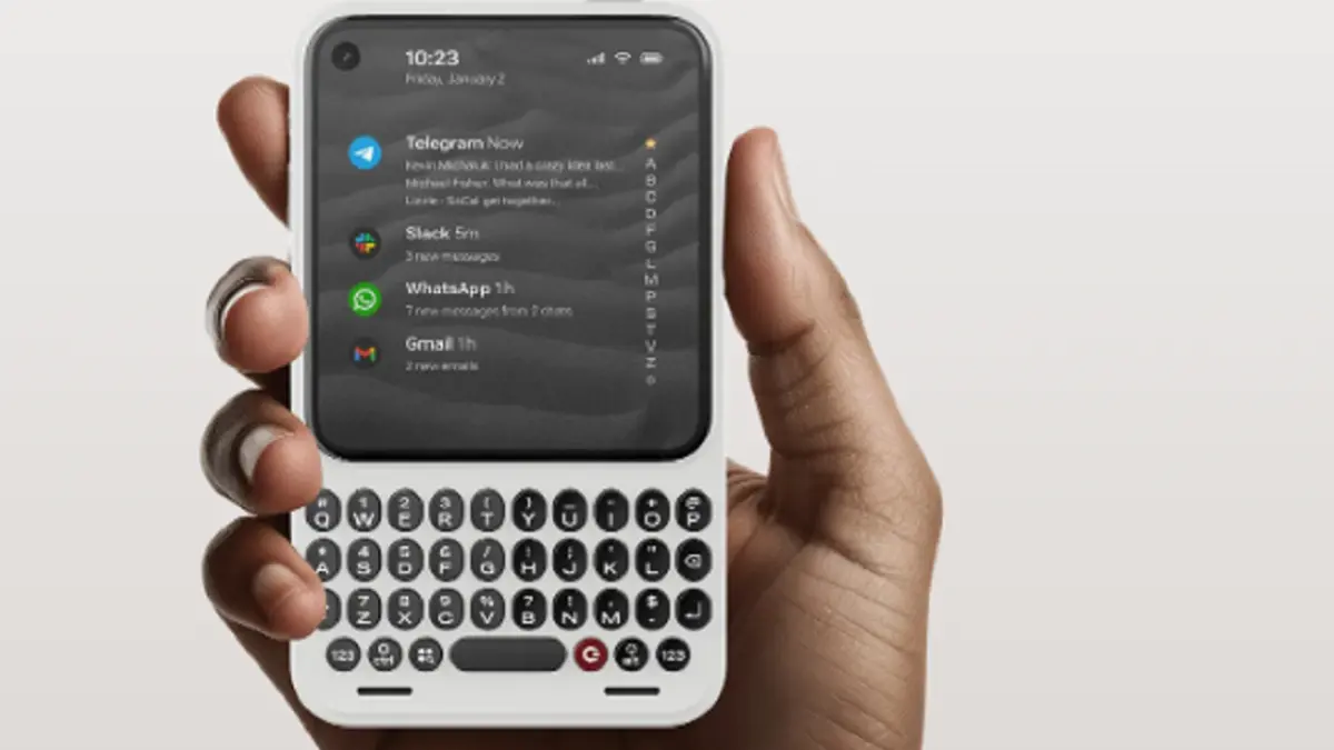 Clicks Communicator mengusung desain ala BlackBerry dengan keyboard fisik dan sistem operasi Android 16.(Dok. Clicks Communicator)