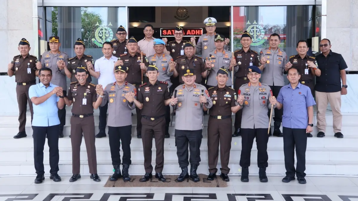 FOTO BERSAMA: Kapolda Kalbar Irjen Pol. Alberd Teddy Benhard Sianipar bersama Kepala Kejaksaan Tinggi Kalimantan Barat Dr. Emilwan Ridwan dan jajaran berfoto bersama usai kegiatan silaturahmi di Kantor Kejati Kalbar, Pontianak, Selasa (14/7). Pertemuan tersebut memperkuat sinergi Polri dan Kejaksaan dalam mendukung penegakan hukum di Kalimantan Barat.