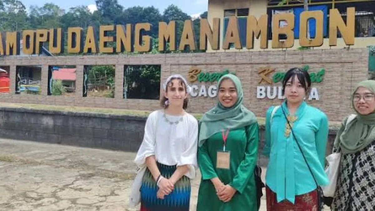 IKUT : Dua pelajar dari luar negeri Sophie dan Shizuka bersama kedua pendampingnya saat mengikuti ritual ziarah ke makam Opu Daeng Menambon di Sebukit Rama pada Selasa (3/9) tahun 2024