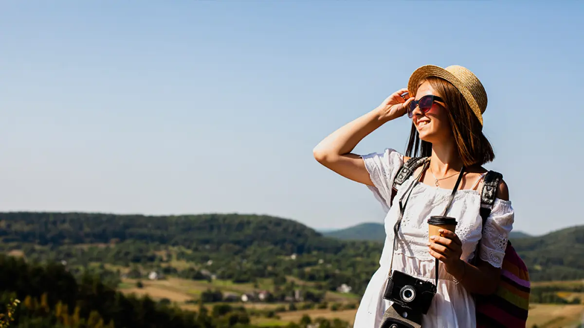 Ilustrasi perempuan yang sedang traveling sendirian.
