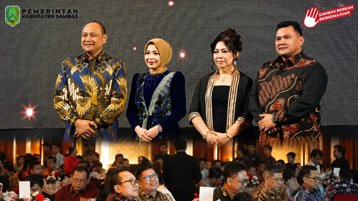 Irjen Pol Albert Teddy Benhard Sianipar bersama Irjen Pol Pipit Rismanto dalam acara kenal pamit yang digelar di Ballroom Qubu Resort, Kubu Raya, Jumat malam (10/7). (PROKOPIM SAMBAS)