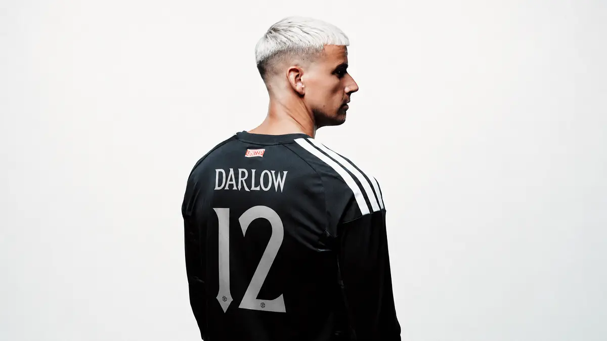 Karl Darlow resmi mengenakan nomor punggung 12 bersama Manchester United untuk menghadapi musim 2026/2027. (Dok.MU)